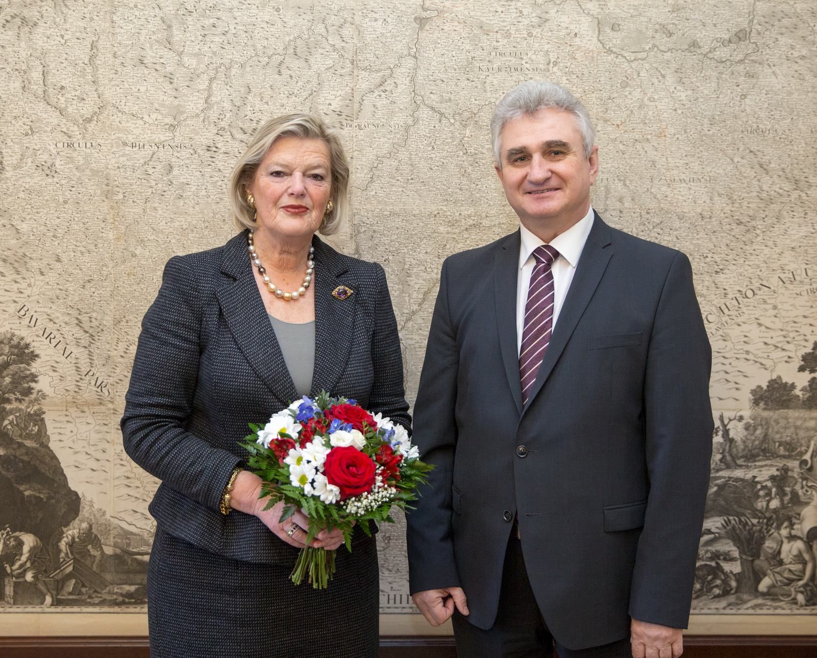 Předsedkyně šéfka nizozemského Senátu Ankie Broekers-Knol s předsedou českého Senátu Milanem Štěchem